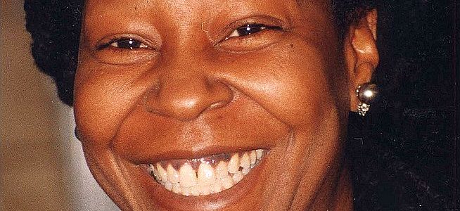 Whoopi Goldberg og Jennifer Saunders på scenen sammen Whoopi Goldberg og Jennifer Saunders på scenen sammen